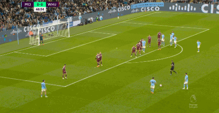 马刺半场4人得分上双，命中11记三分领先鹈鹕20分